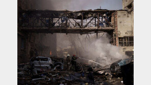 러, 해군 상징 ‘모스크바함’ 침몰… 우크라 8개 도시 맹폭 