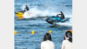 시원하게 물살 가르는 제트스키