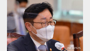 박범계 “김오수 사표, 이전에 받아…내가 좀 갖고 있겠다”