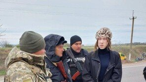 “군 입대 피하려”…여장하고 출국 시도한 우크라 남성 ‘덜미’