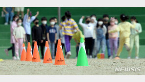 ‘거리두기 해제’ 초교 운동장 웃음 가득…입학 3년 만의 첫 체육대회
