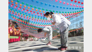 연등 아래서 합장 배례