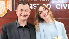 러-우크라 커플, 피란길에 美-멕시코 국경서 결혼 