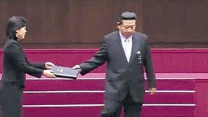 김정은 밀착 의전… ‘새 얼굴’ 그녀는 누구? 