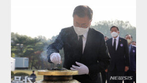 4·19 민주묘지 찾은 文대통령…“민주주의만이 해결의 열쇠가 될 것”