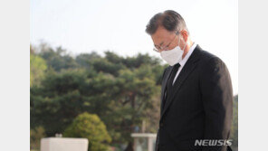 文대통령, 임기 마지막 4·19 민주묘지 참배