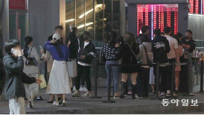 홍대앞-강남역 2년만에 불야성… “맘껏 즐길 것” 클럽 앞 긴줄