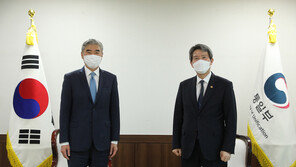 성 김, 이인영 만나 “北도발에 대응… 대화도 열려 있어”