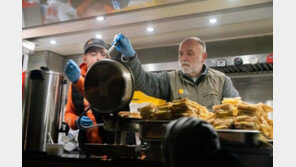 美 유명 셰프, 우크라서 목숨 걸고 봉사…“1200만끼 제공”