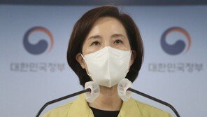 ‘학교방역 2년 전쟁’ 유은혜, 소회 말하며 울컥…“현장 헌신에 감사”