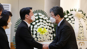 유승민, 안철수 부친상 조문…“유족에 따뜻한 위로 전해”