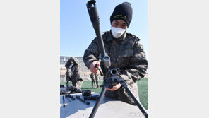 軍 ‘군무원 총기 지급’ 추진에…“취업 사기” “사기 저하” 반발도