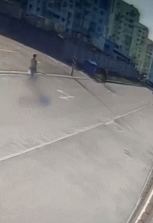 길 걷는데 바로 옆 미사일 ‘쾅’…“우크라 시민 일상” (영상)