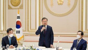문 대통령, 전·현직 국무위원 등과 오찬…조국·추미애 불참
