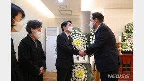 尹, 상경해 안철수 부친상 조문…“의료인으로서의 헌신에 경의”