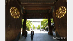 기시다, 야스쿠니 신사에 공물 봉납…아베는 직접 참배
