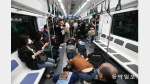 휠체어 내려 ‘기어서 하차’…전장연, 출근길 지하철 시위 재개