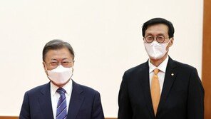 문 대통령, 이창용 한은 총재에 “물가 안정, 가계부채 관리” 당부