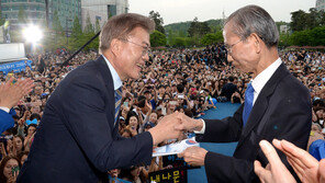 文대통령, ‘1세대 인권변호사’ 한승헌 변호사 빈소 찾아 조문