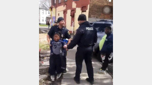 감자칩 한봉지 훔치고 강제 연행된 흑인 소년…美 경찰 과잉 진압