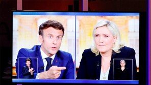 마크롱 “푸틴 존경하나” 르펜 “푸틴 파리 초대한건 당신” 