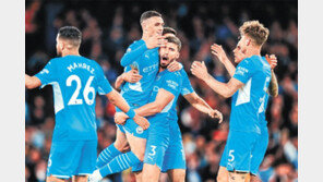 ‘4위 전쟁’ 토트넘 다 따라잡은 아스널… 저격수는 가나계