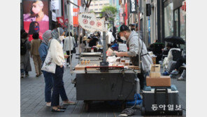 코로나 뚫고 돌아온 명동 노점상들 “오늘보다 내일이 더 낫겠죠” 