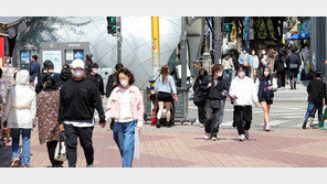 ‘실외마스크 해제’ 제동 걸리나?…마스크 푼 미국도 ‘신중모드’