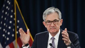 파월, 금리 0.5%p 인상 ‘빅스텝’ 예고… 세계 증시 하락