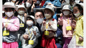 尹, 부산 반송시장 방문…“민생·경제 차분히 잘 챙기겠다”