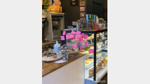 키이우 카페에 붙은 ‘분홍색 포스트잇’ 정체는?