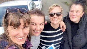 국경 넘은 ‘워맨스’…폴란드 여성들, 직접 차 몰며 우크라인 구출