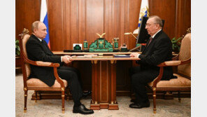 “파킨슨병?”…테이블 꽉 잡은 두 손에, 또다시 푸틴 건강 이상설