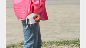 야외는 마스크, 실내는 ‘노마스크’ 취식…엇박자 방역정책