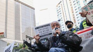 전장연 “내달 2일까지 지하철 시위 잠정 중단” 