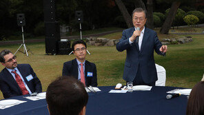 문 대통령, 오늘 출입기자 간담회…손석희 대담 첫 방송도