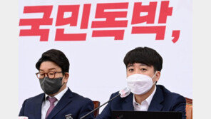 “검수완박 야합” 비판에… 이준석 “재검토” 권성동 “투쟁만으론 못얻어” 