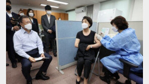 文대통령 부부, 백신 4차 접종…3차 접종 뒤 192일만