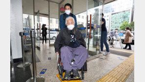 ‘지하철 출퇴근시위’ 박경석 전장연대표 경찰 출석…“마음이 무겁다”