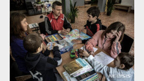 우크라 일가족 6명의 마리우폴 도보 탈출기…“도시가 큰 공동묘지”