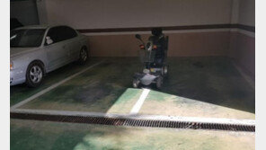 역대급 ‘얌체 주차’…경계선에 스쿠터 세워 ‘2칸’ 찜한 할아버지