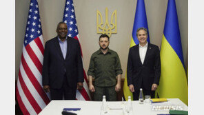 美외교·국방 우크라 방문한 날…러시아, 기차역 5곳 포격