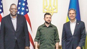 美국무-국방, 젤렌스키와 심야 회동… “우크라에 9000억원대 추가 군사지원” 