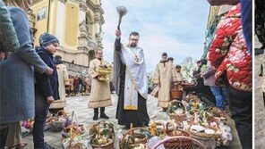 전쟁 공포속 우크라 부활절 행사 “삶이 죽음 이길것”