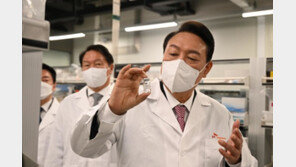 尹 “돈 없어 백신개발 못한다는 말 없게 지원” 