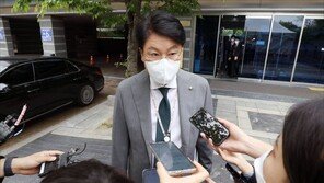 文 “중재안, 합의 잘됐다”는데…장제원 “文, 거부권 행사할 것”