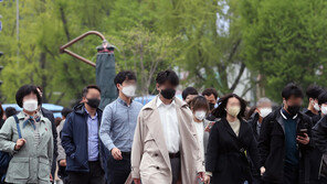 사망자 100명 아래로…실외 마스크 해제에 영향 미칠까?