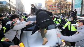 ‘아동 성범죄자’ 조두순 탄 호송차 발로 ‘쾅쾅’ 유튜버 등 3명 집행유예