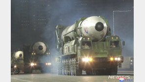 김정은 “이익 침탈 시 핵 사용”…北, 열병식에 신형무기 총동원