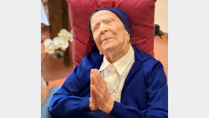 코로나 이긴 118세 佛수녀, 세계 최고령자 등극